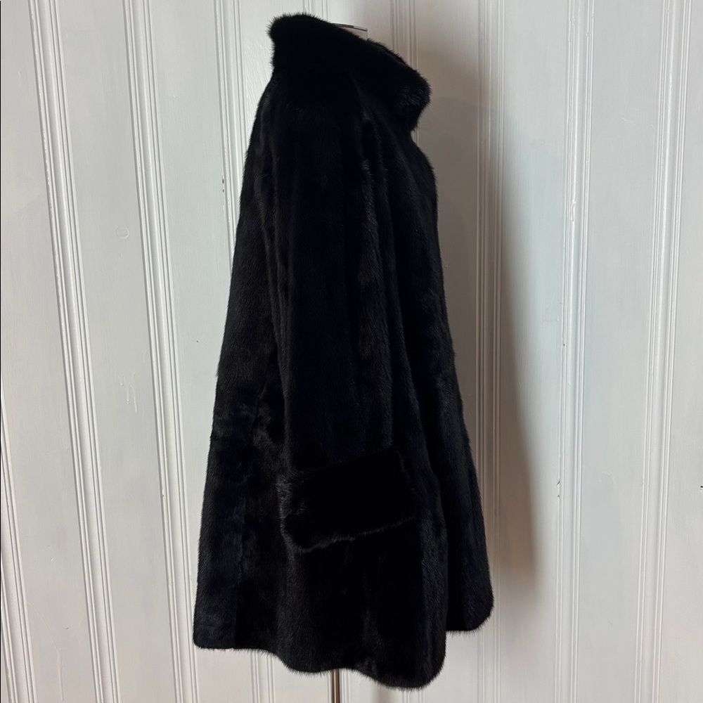Vintage Reversible Mink Coat Dark Brown / Black (A-Line Cut). Estimated size 16. - Picture 4 of 12